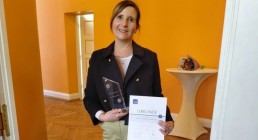 Bild von Beate Schönwald mit ihrer Urkunde